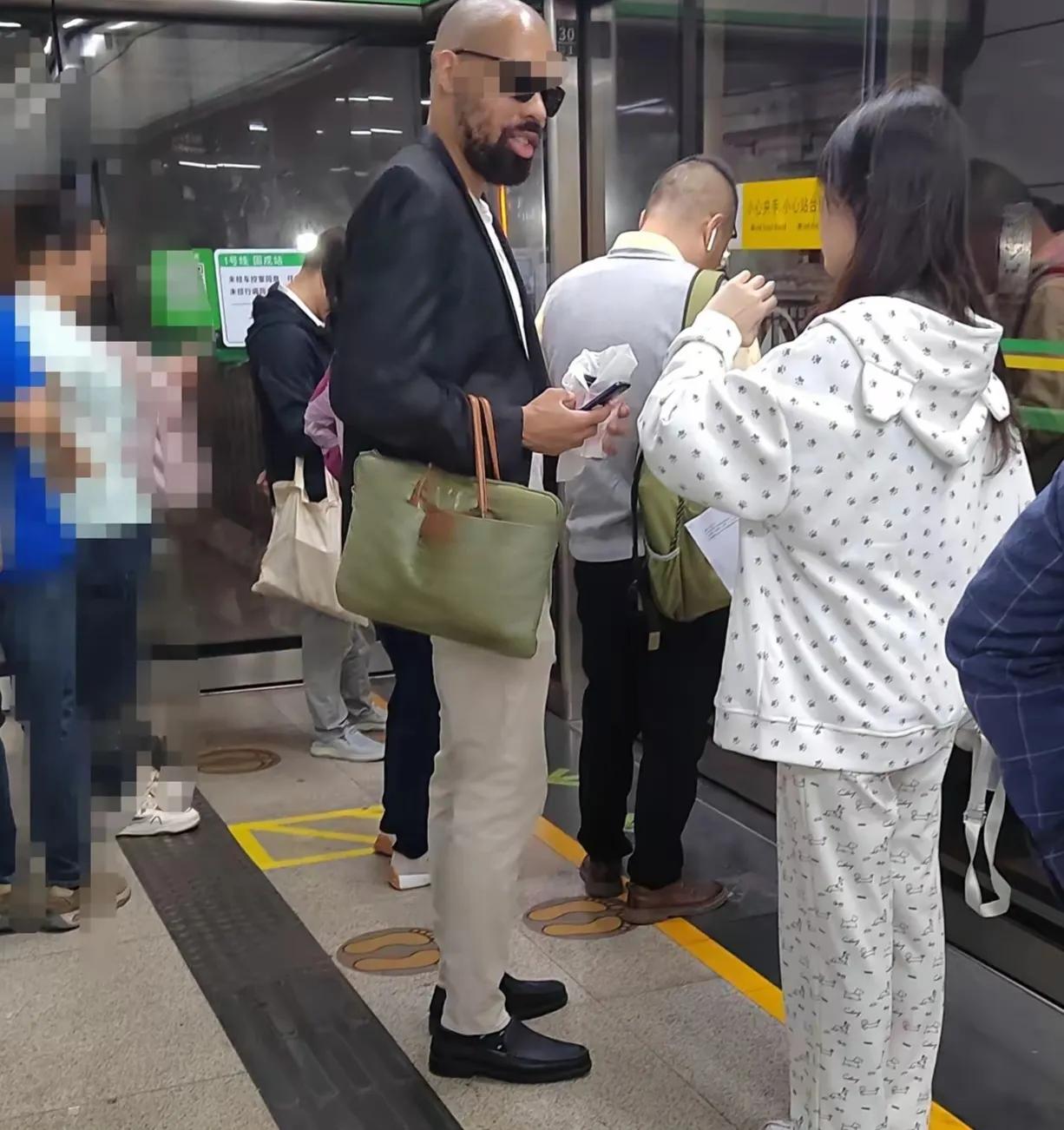 近日，一位深圳网友曝光帖子称：在深圳一号线的固戍地铁站内，多次看到一位胡子拉碴且