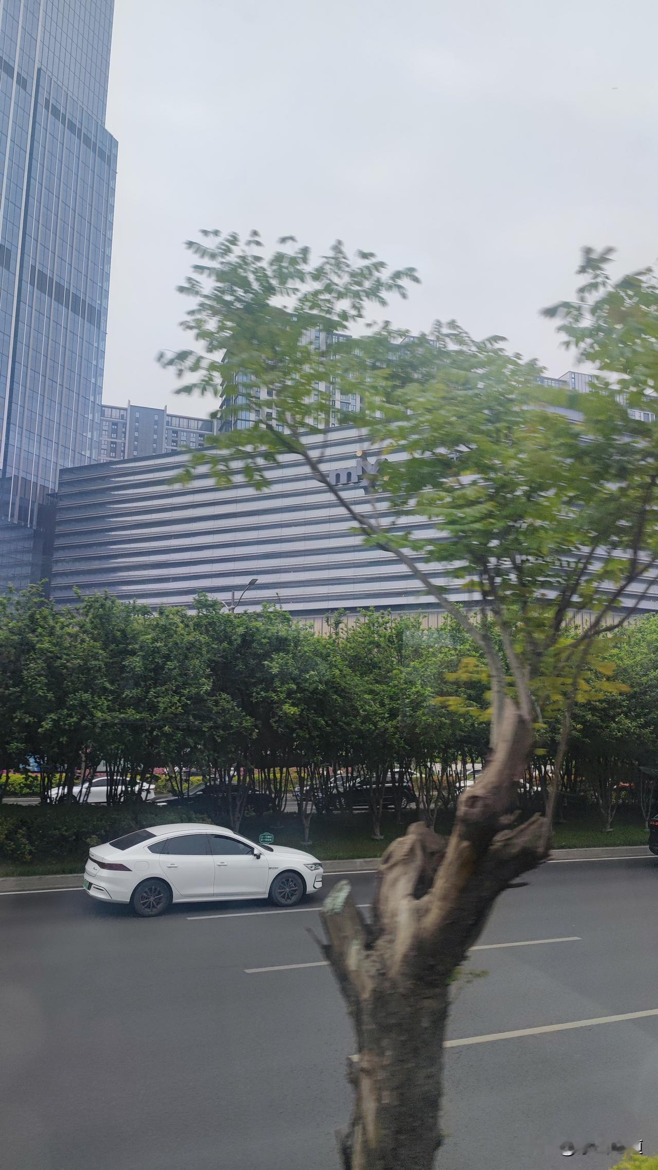 要是搁20年前，你问在郑州去哪儿购物，那毫无疑问，肯定是二七广场周边。那儿大型商