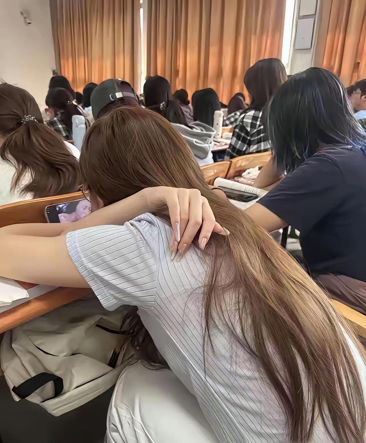 为什么现在的大学生就业越来越困难？除了大环境外与他们自身有密不可分的关系！大学期