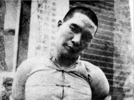 1950年，重庆一大妈外出买菜，发现一个菜贩子口音有问题，便同他闲聊。谁知下一秒