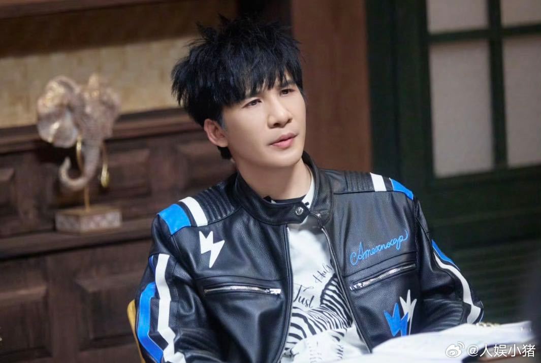 何炅大张伟无实物跳海大侦探没有道具、没有特效，全凭两张嘴两双眼，愣是演出一整部海