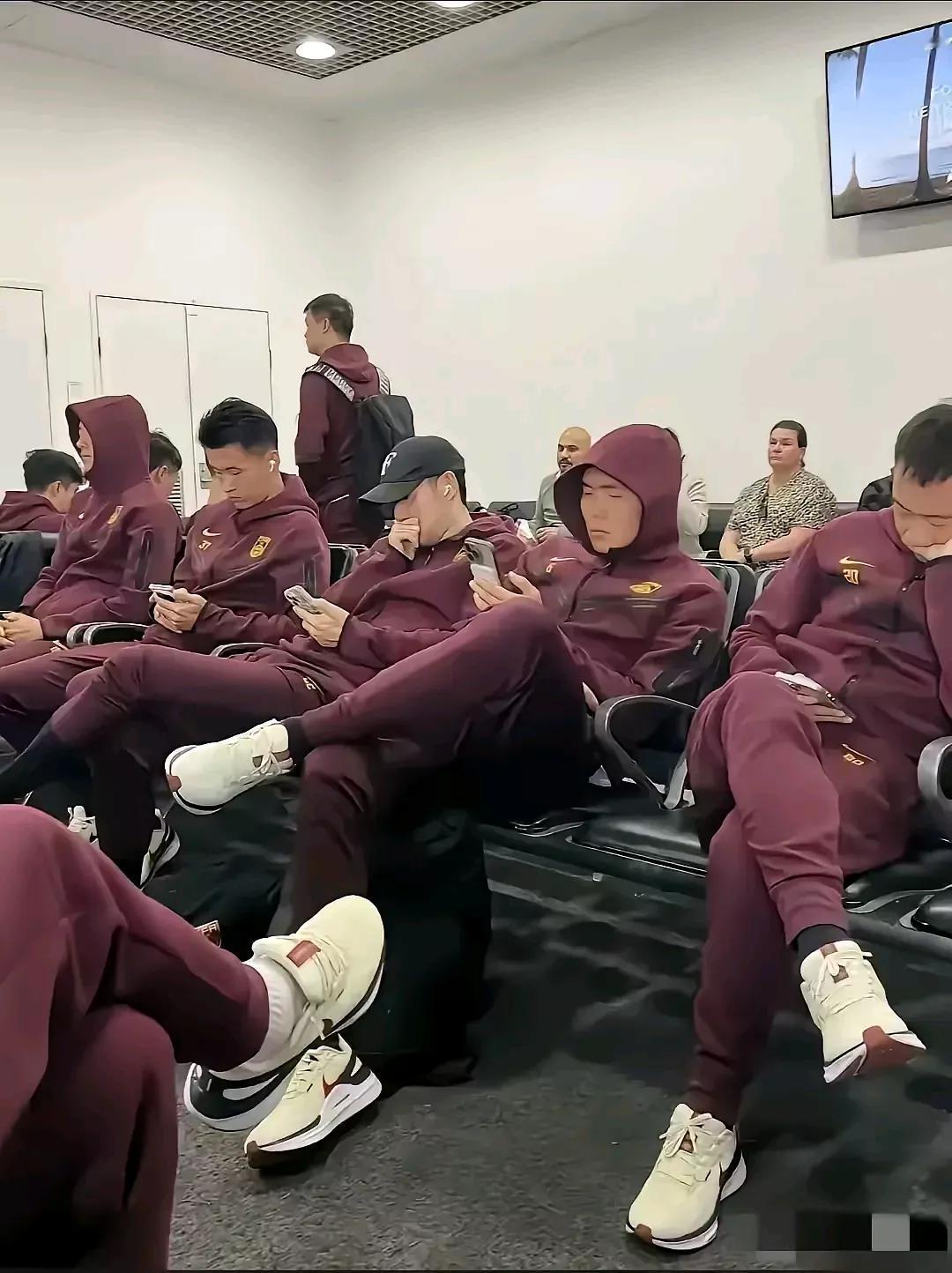 国家队的队员都在拼命刷手机，他们都非常关注队长，亚洲一哥，球王……武磊的伤情，他