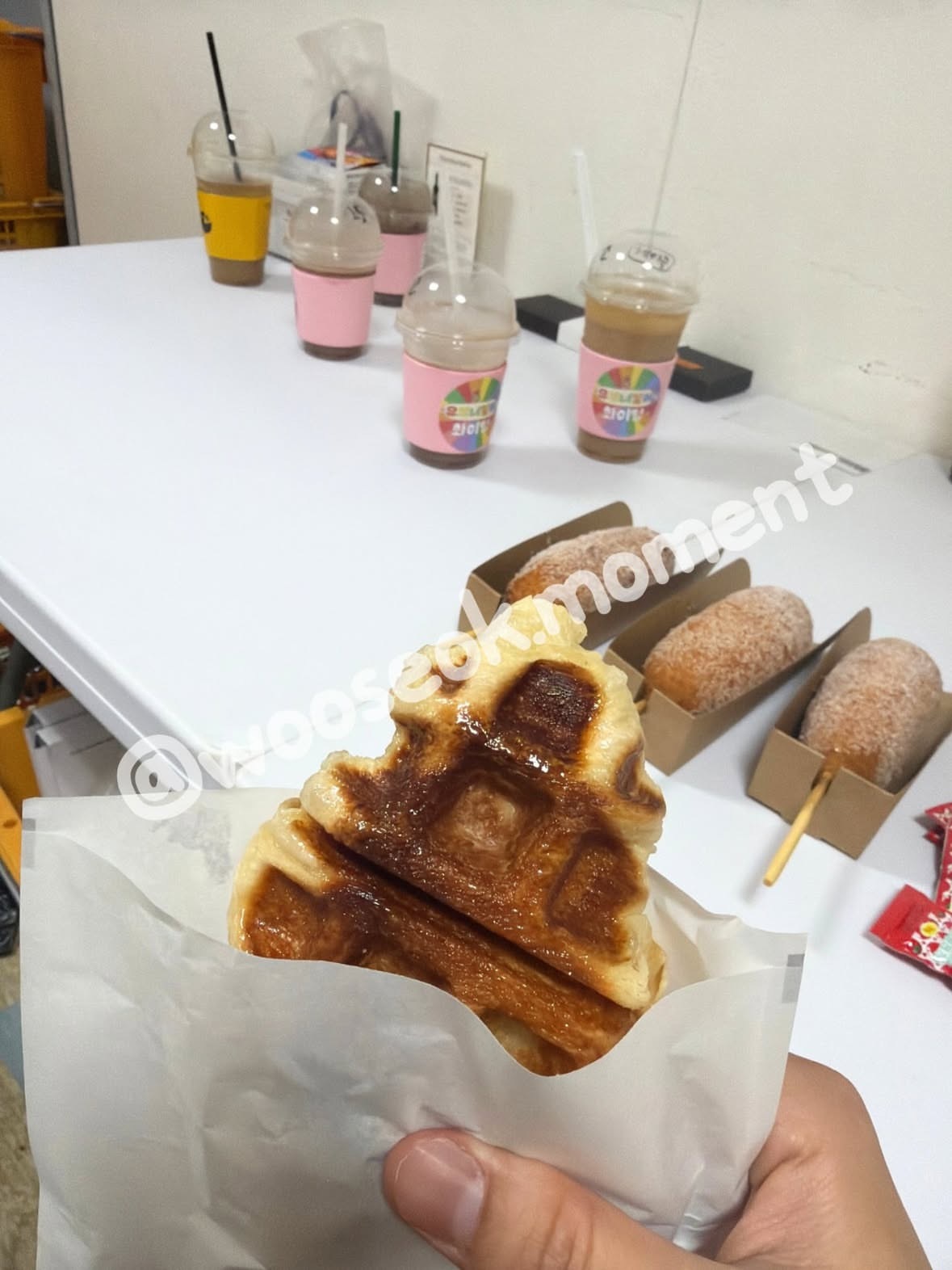 边佑锡 🩵 向全世界安利边佑锡今年五月中旬的时候，边哥给背跑导演送了咖啡车，分