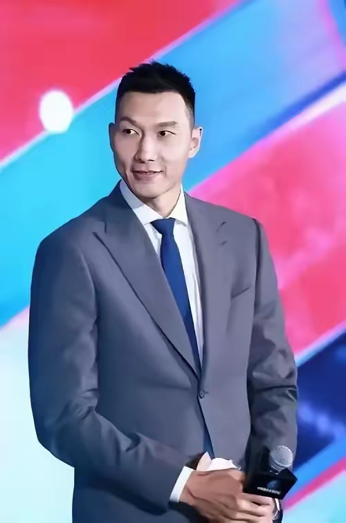 易建联的瓜我觉得是假的，有4个逻辑上的错误，不符合常理:​1.身份证问题，正常人