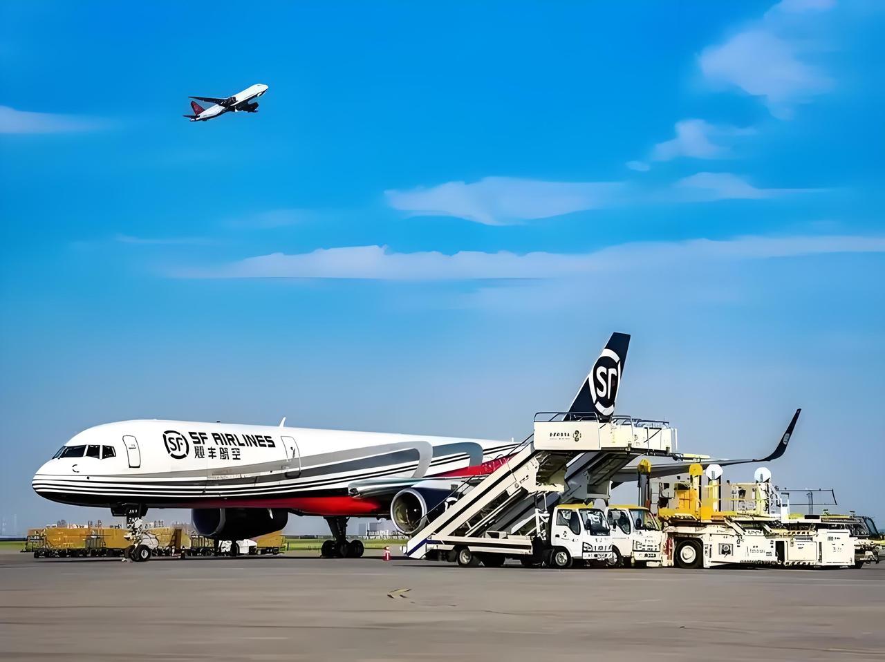 花湖机场的飞机明显变多了。数据最有说服力，今年1至6月，保障国际/地区航班近65