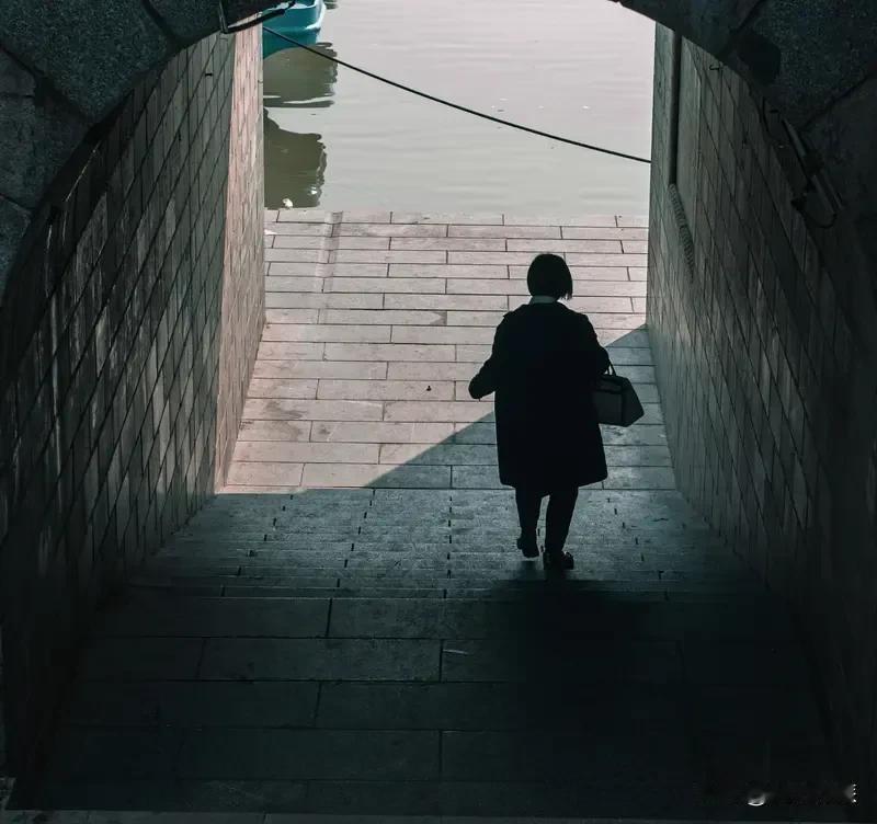 宁波人民的确很友好。因为中介忘了说密码，小编进不了单元大门。
于是我询问了隔壁的