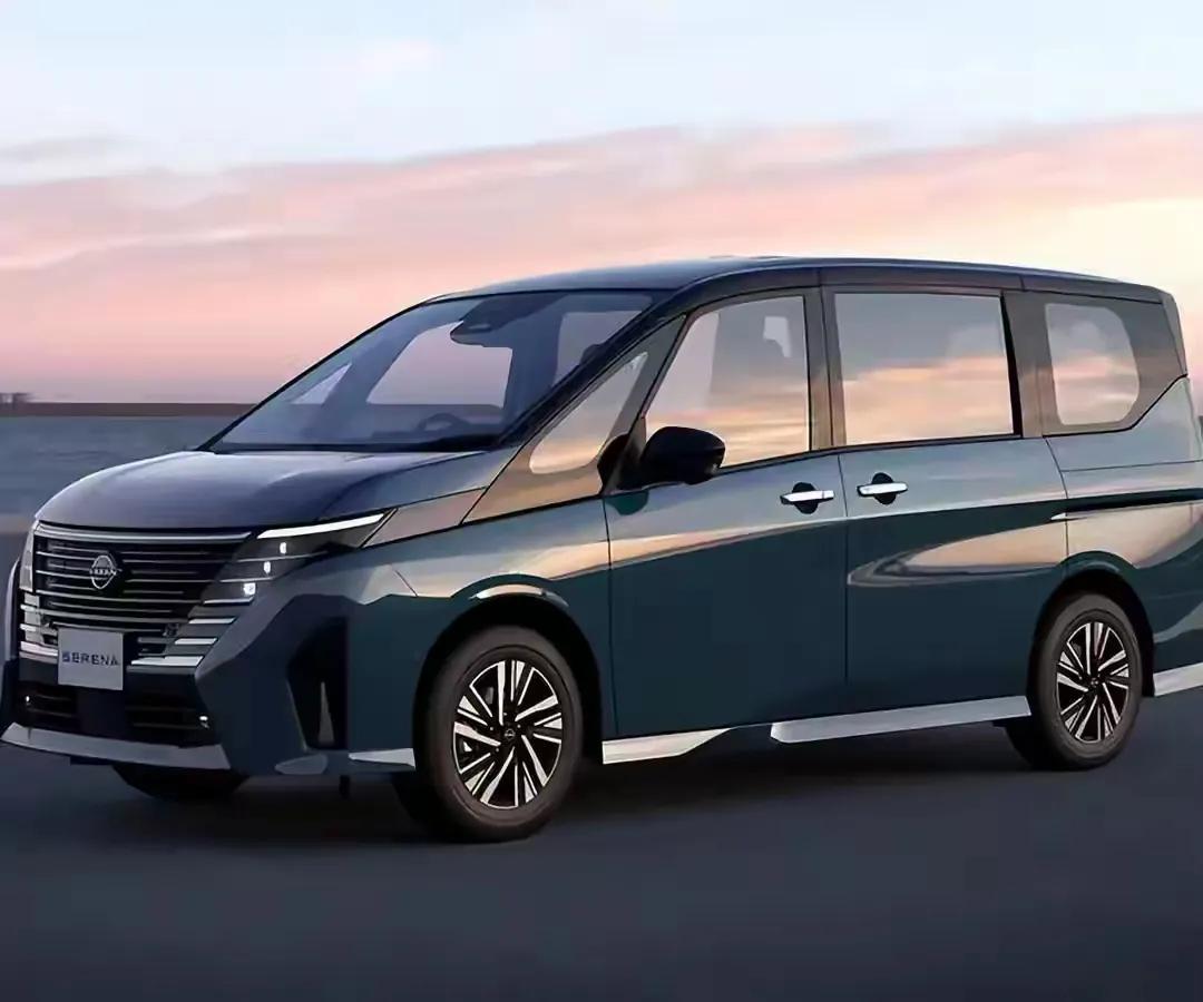 图二和图三为2002-2004年款的日产君爵Elgrand E51标准版车型，中