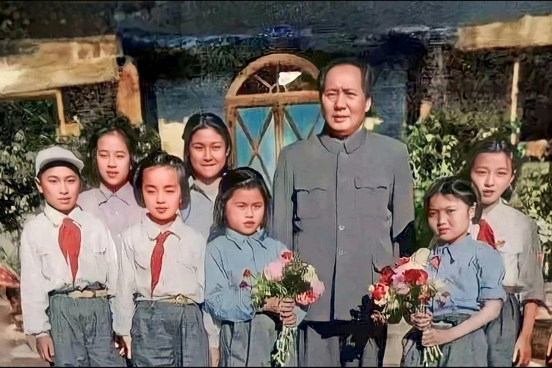 ＃晒出一张最心动的伟人照＃
    照片中的毛主席身穿中山装，面容慈祥，眼神深邃