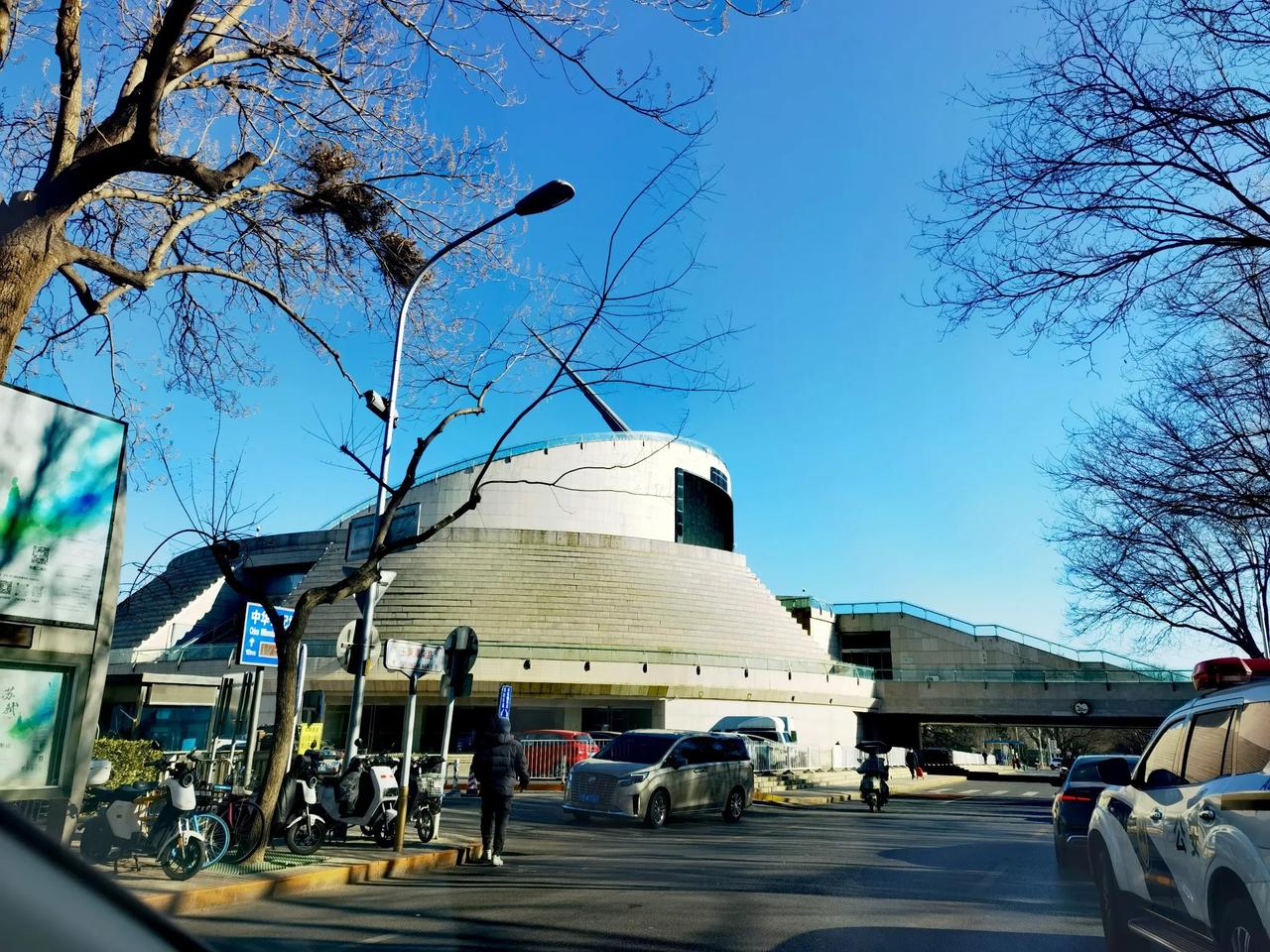 北京西客站正对面，军博西北角，有一座奇特的建筑，叫做中华世纪坛。这座建筑是什么用