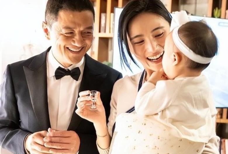 李亚鹏又离婚了！
他与海哈金始于2020年、育有一女的婚姻，最终还是走到了尽头。