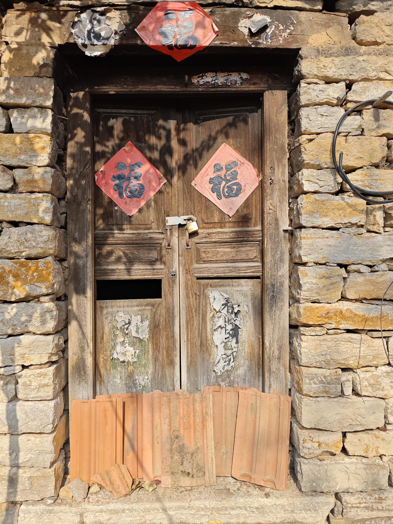 石墙石磨石屋……