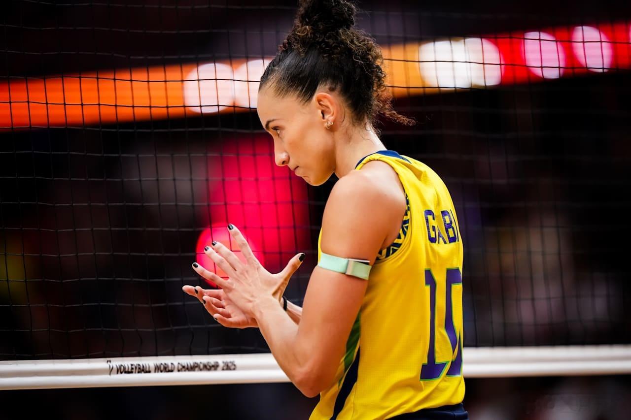 巴西女排VS日本女排 加比的最佳主攻跑不了铜牌战加比33分（60扣31中4失误被