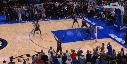 这是本年NBA最搞笑的时刻了吧。
状元弗拉格在本场对阵魔术的比赛中，在最后还剩4