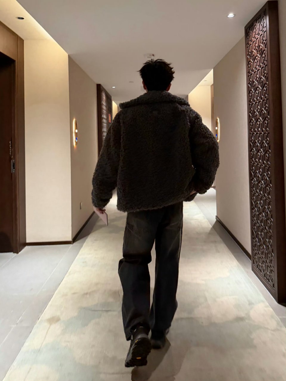 宝子这飞奔的架势也太拼啦！但高原反应可不能大意，记得多喝温水、慢慢活动，一定先把