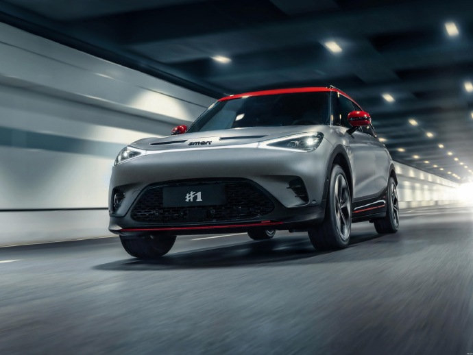 BRABUS性能版，双电机四驱，400马力，3.7秒破百。 