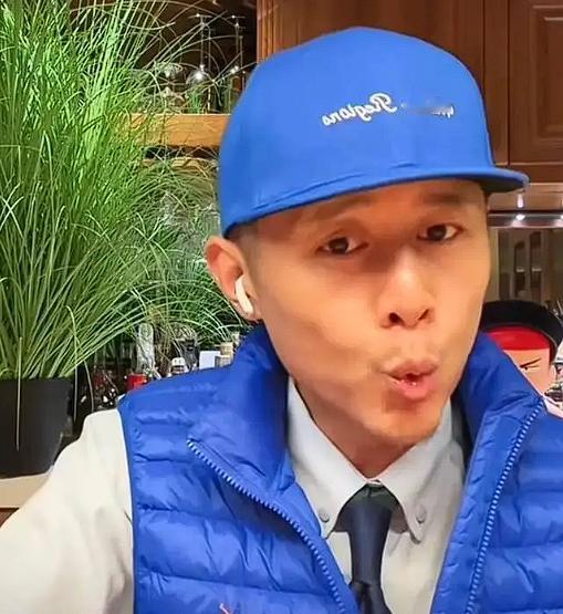 泪目！31岁西安小伙站在28楼的天台，想在大冰直播间倾诉完悲惨的童年后，结束自己