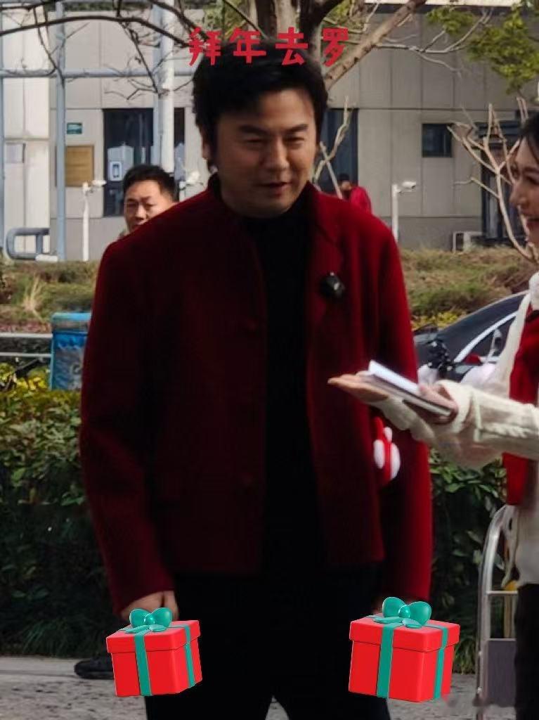 雷佳音自带坚果上街唠嗑 上海偶遇太逗！雷佳音拎着坚果送路人，拉着唠嗑半钟头，像老