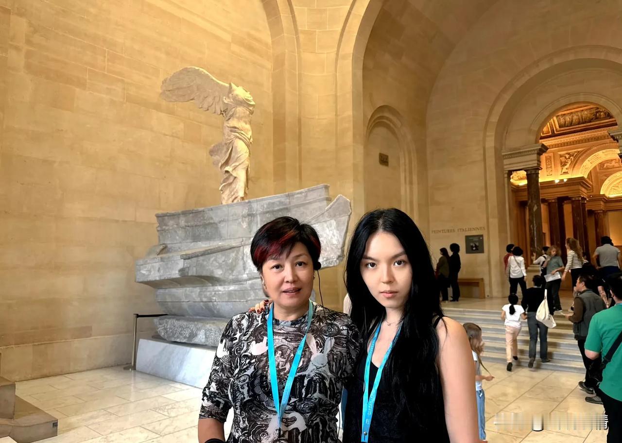 哈文法图麦母女夜游卢浮宫！
5月25日，哈文晒出与女儿法图麦一起夜游卢浮宫的照片