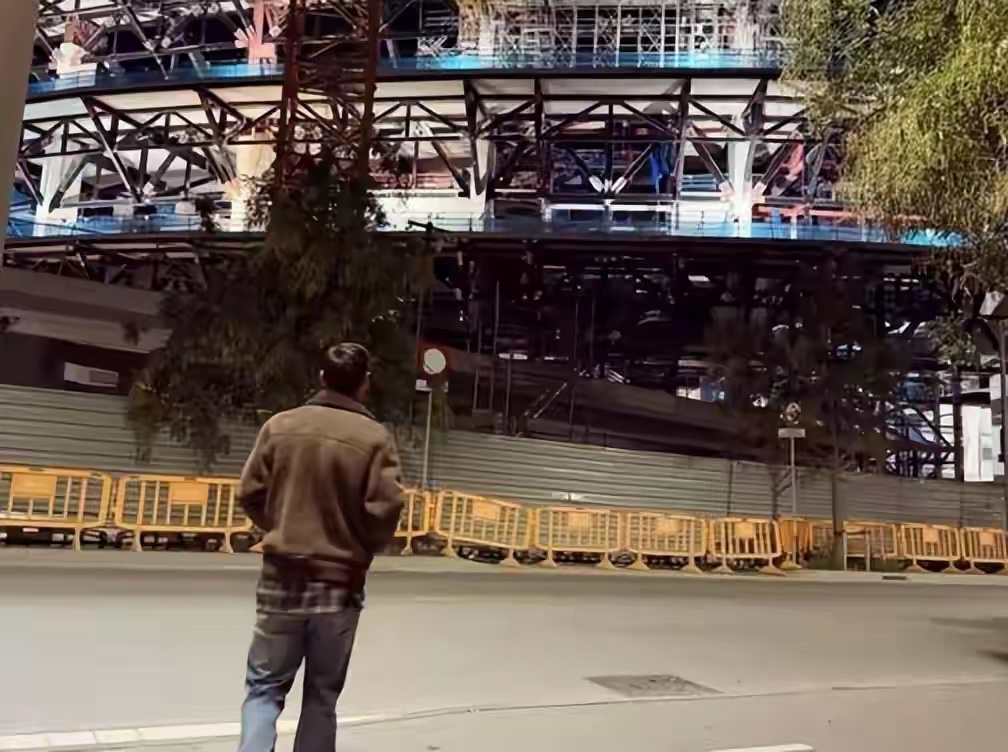 梅西重返诺坎普引爆足坛 巴萨表态欢迎却遇四大回归阻力足坛掀起轩然大波！梅西深夜探