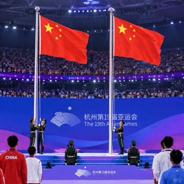 亚运颁奖现场升起两面五星红旗