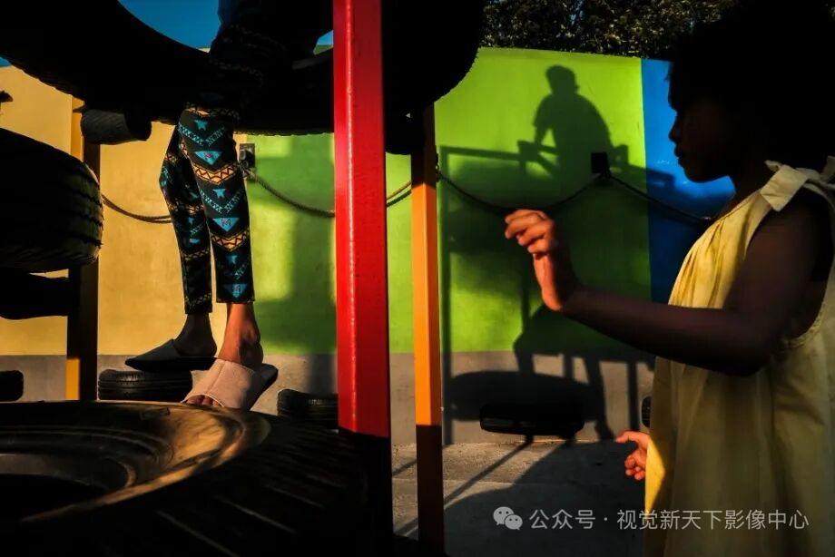 视角独特，色彩鲜明 
|摄影师：Victor Djaja