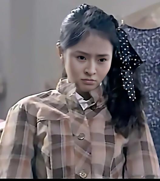 这姑娘，生气的样子都这么好看，原来生气也能成为一种别样的美，就像阴天偶尔透出的一