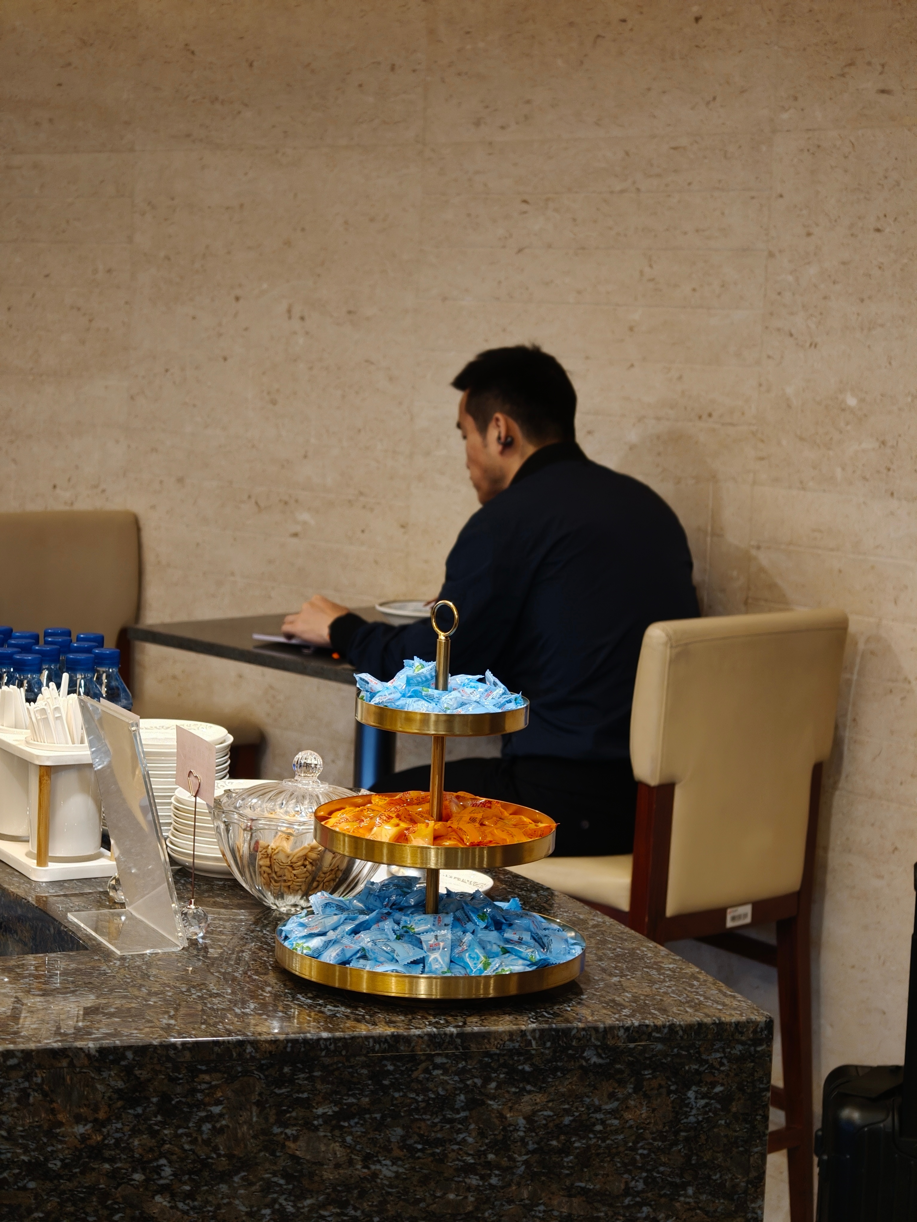 凑巧和刘作虎一个航班但没敢找他说话