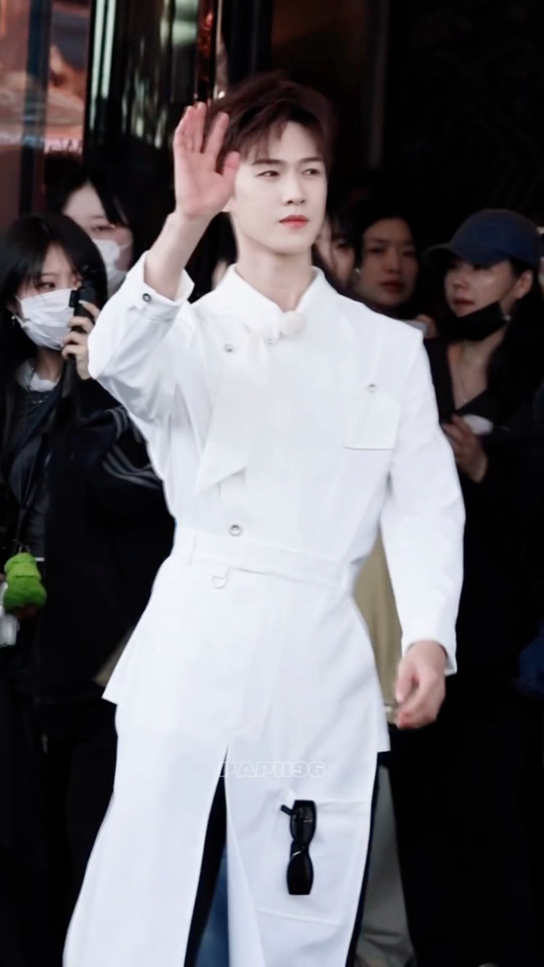 今天是小厨神李昀锐李昀锐白色厨师服造型