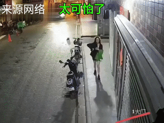 这个女孩真是太聪明了！
她晚上回家的时候意外发现竟然有一名陌生的男人跟踪尾随她？