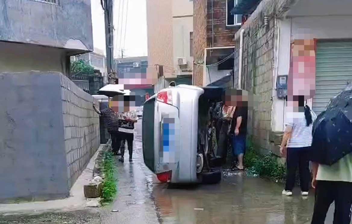 6月19日，贵港六八小车撞侧翻多人帮忙把车抬起来。车辆有受损呀？ 