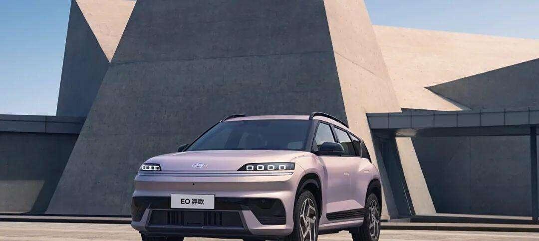 先来说说空间。EO羿欧的尺寸与途胜 相当，轴距达到2750毫米，这意味着这辆紧凑