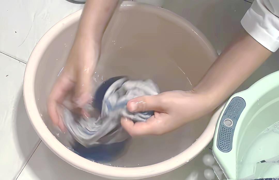 十月龄宝宝脸盆被婆婆用来洗内衣，媳妇一气扔掉，男人太难两头调和

婚后生活 育儿