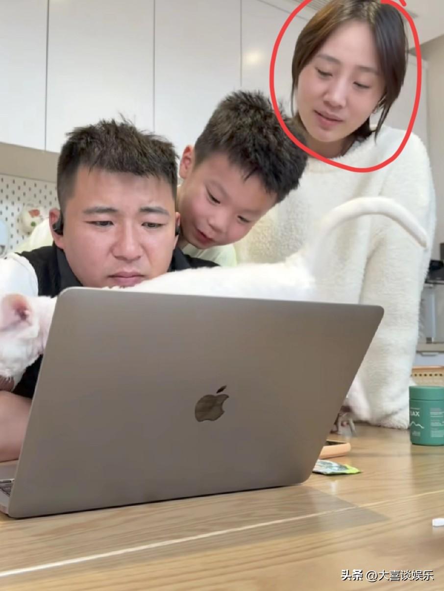 我敢肯定，秋天妈妈很快就会结婚。

男朋友张纹铭对她百依百顺，也得到了丈母娘的认