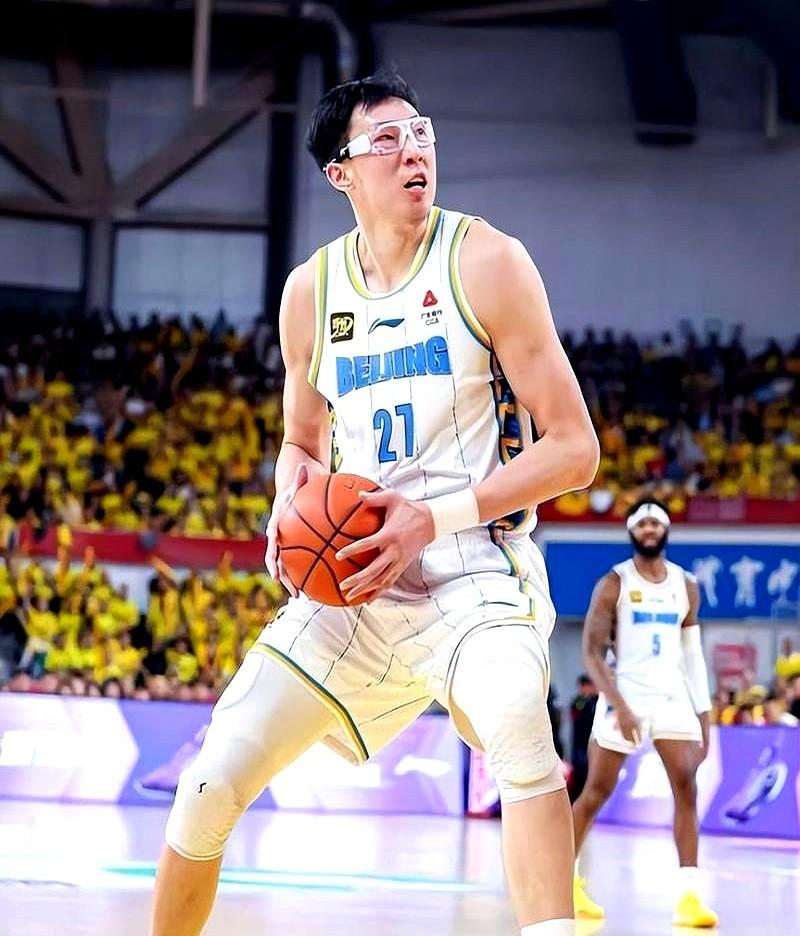 只听到咣咣的打铁声。

四大国手恢复旧有美誉，高诗岩防守、进攻失准，周琦对抗、伤