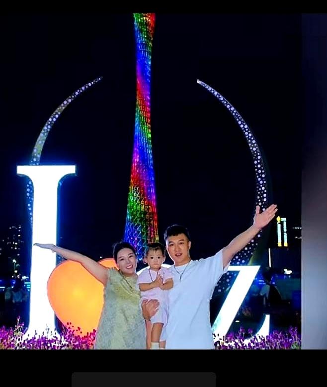童小喵蹲仓库打包时，三岁娃蜷在纸箱堆里睡熟了。
丈夫二子去迪拜快半年，结婚十年