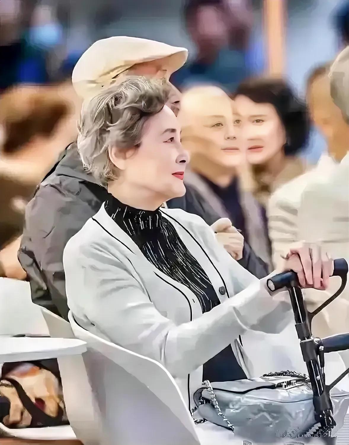 耄耋之年的老演员向梅女士，真是越老越优雅，越老气质越明朗。
喜欢这样的老人。