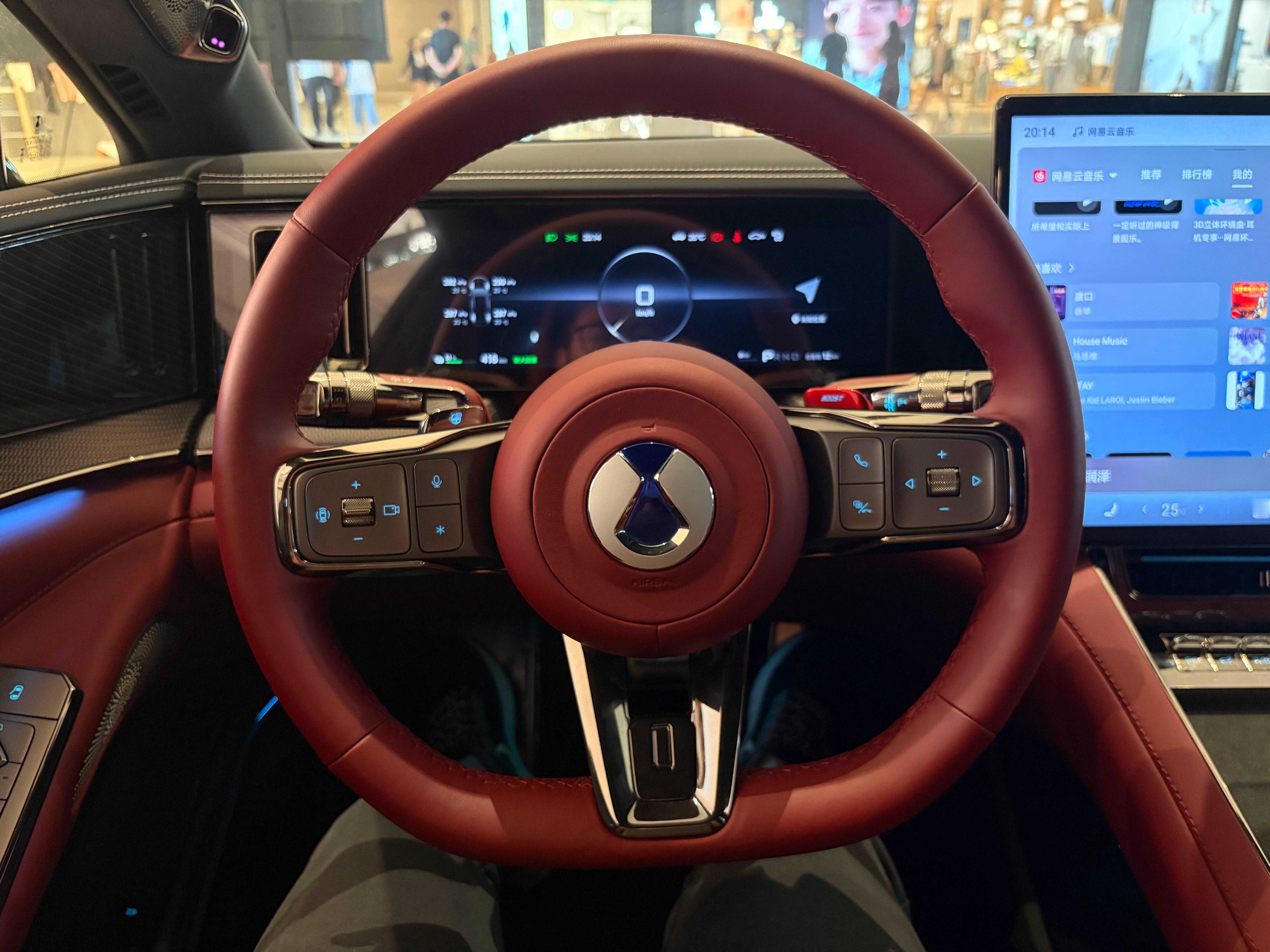 腾势Z9 GT。进到车厢里，让我感觉进了一个酒红色的酒吧，有一种纸醉金迷的感觉