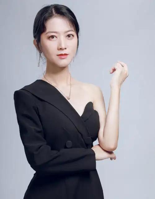 女演员曹琦近日在社交平台发布长文，正式官宣离婚消息，同时公开控诉前夫婚内出轨的事