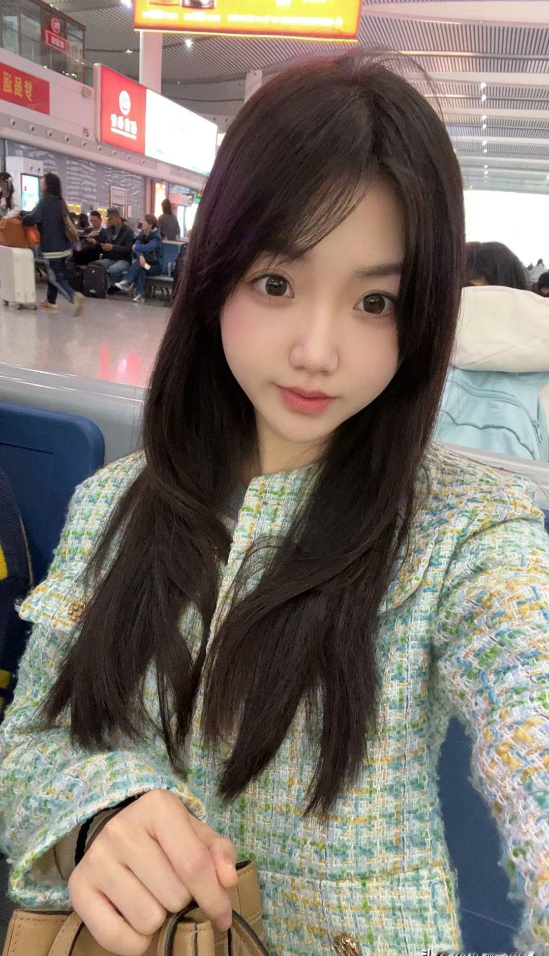 她涂的不是口红，是会呼吸的唇色。
素颜一擦，唇就自己变粉了，像刚吃了一颗草莓。