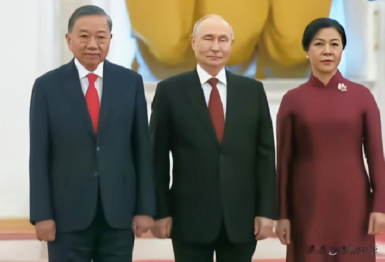 俄罗斯总统普京以东道主身份在克林姆林宫为到访的客人，即越南最高领袖苏林及其夫人吴