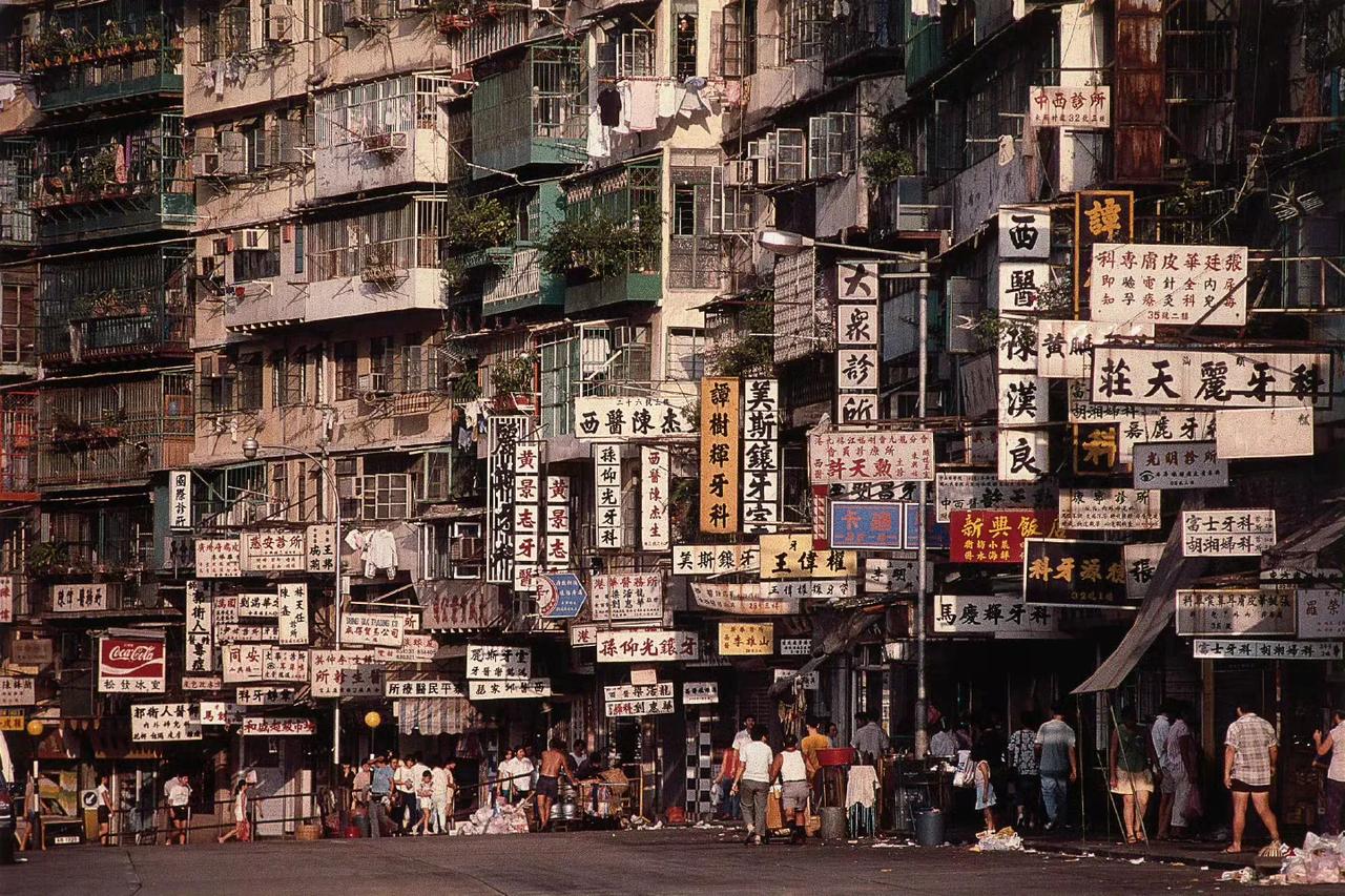 东头村道，香港，1987年，Greg Girard摄。 ​​​