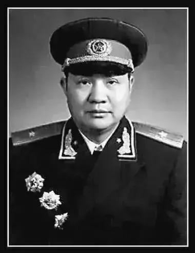 1941年，新四军第一师抓了200多名特务，粟裕知道后，忍不住开口：“是不是搞错