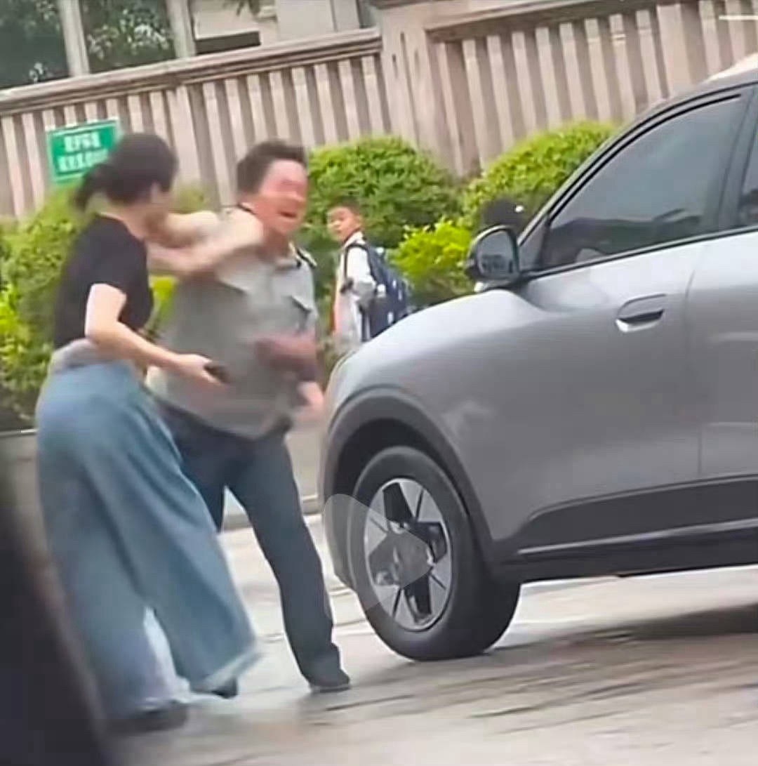 保安扇女子耳光事件完整监控曝光从保安角度看书看这个问题就是不专业，没有做到保安的