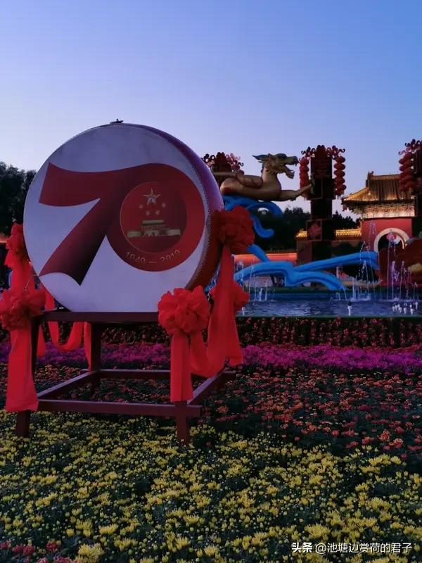 看到“人民万岁千秋颂”这个上联，一下子就有了创作下联的冲动。对联讲究对仗工整、平