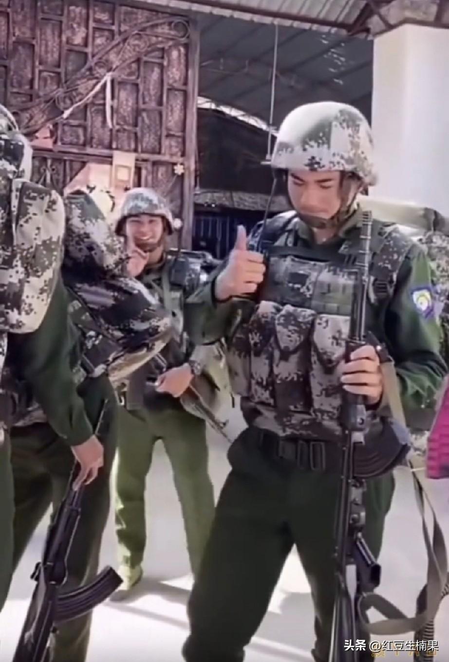 缅北某支武装居然获得了07式携行具，以及套了07式迷彩的凯夫拉头盔，还有07式迷