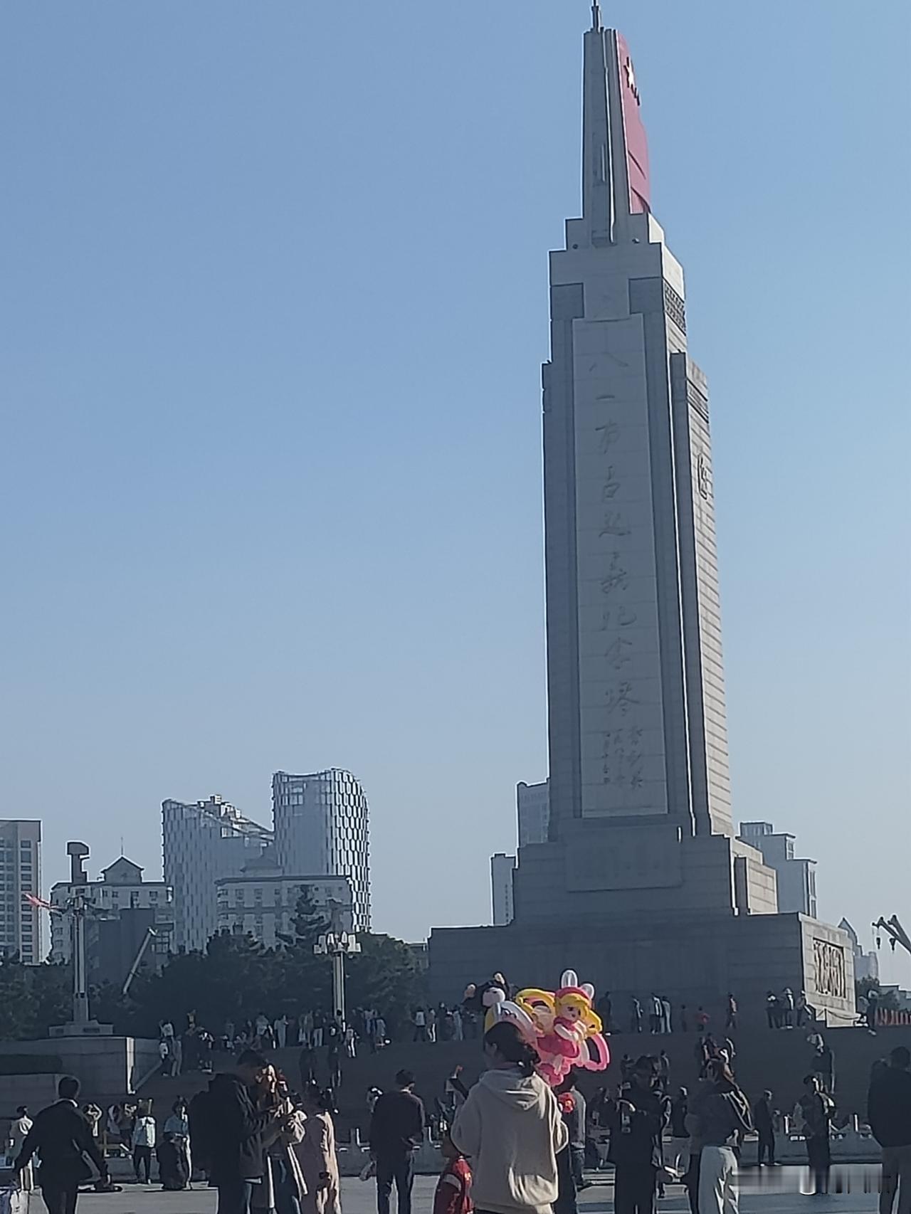 今天在南昌八一广场，抬眼先撞见纪念碑的题字——“八一南昌起义纪念塔”几个字浸在晴