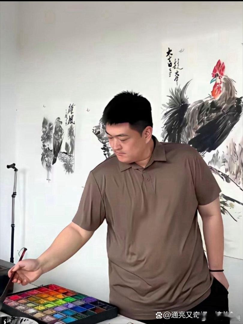 赵本山的儿子，大公鸡画的真像啊。 