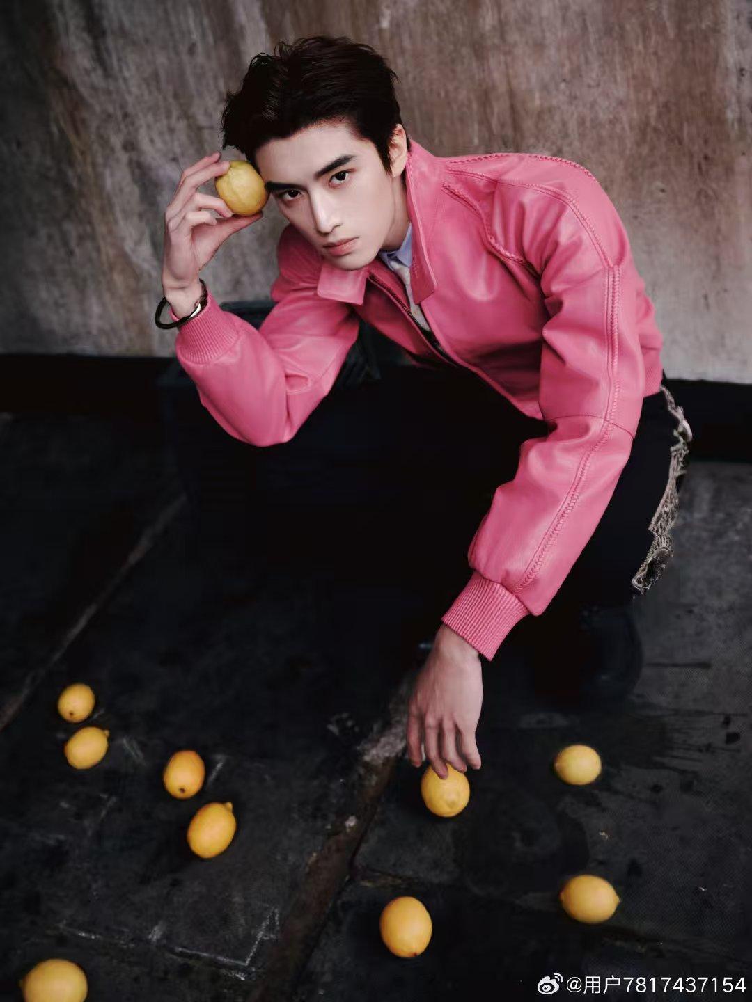 张康乐浓颜骨相的权威 伦敦Burberry秀场被这张脸硬控！浓颜骨相完美撑起英伦