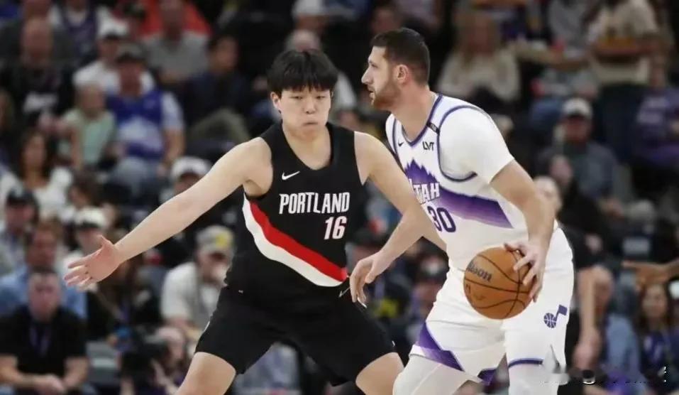 看到网上铺天盖地都是声讨杨瀚森女友的，这个有点偏激了。

按照矛盾法，小杨表现不