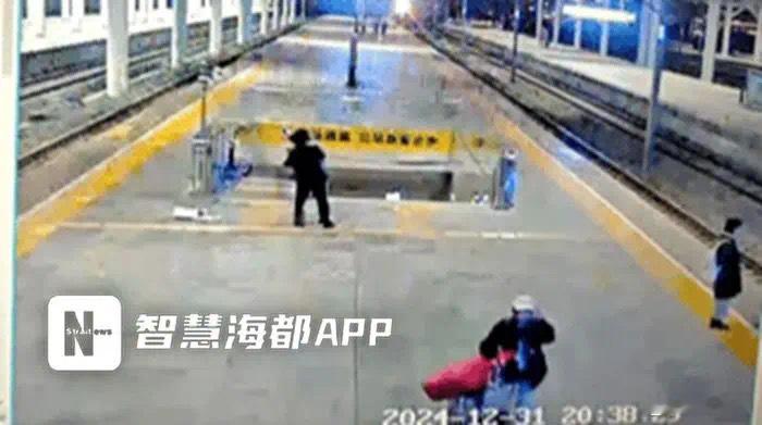 【 福建一动车站工作人员英勇救人 成功阻止旅客自杀事件】“2024年12月31日